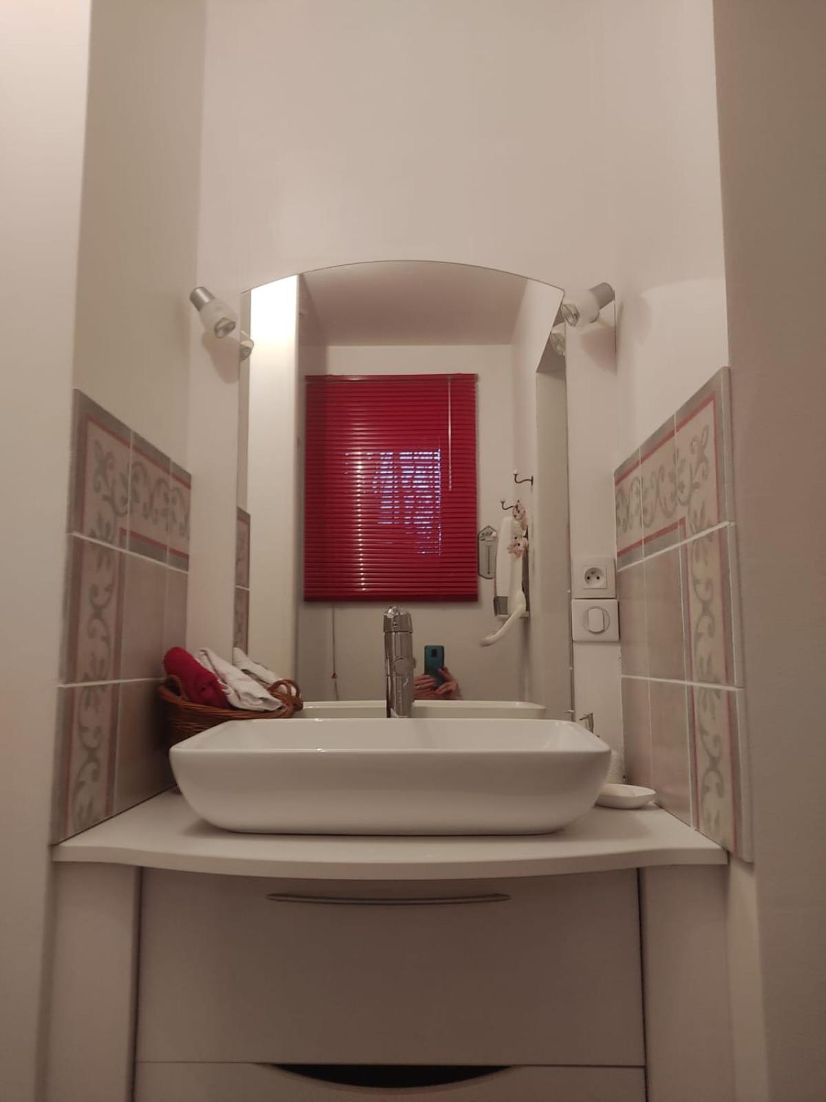 Bed and Breakfast La Frenaie Saint-Cyr-sur-le-Rhone Exterior foto